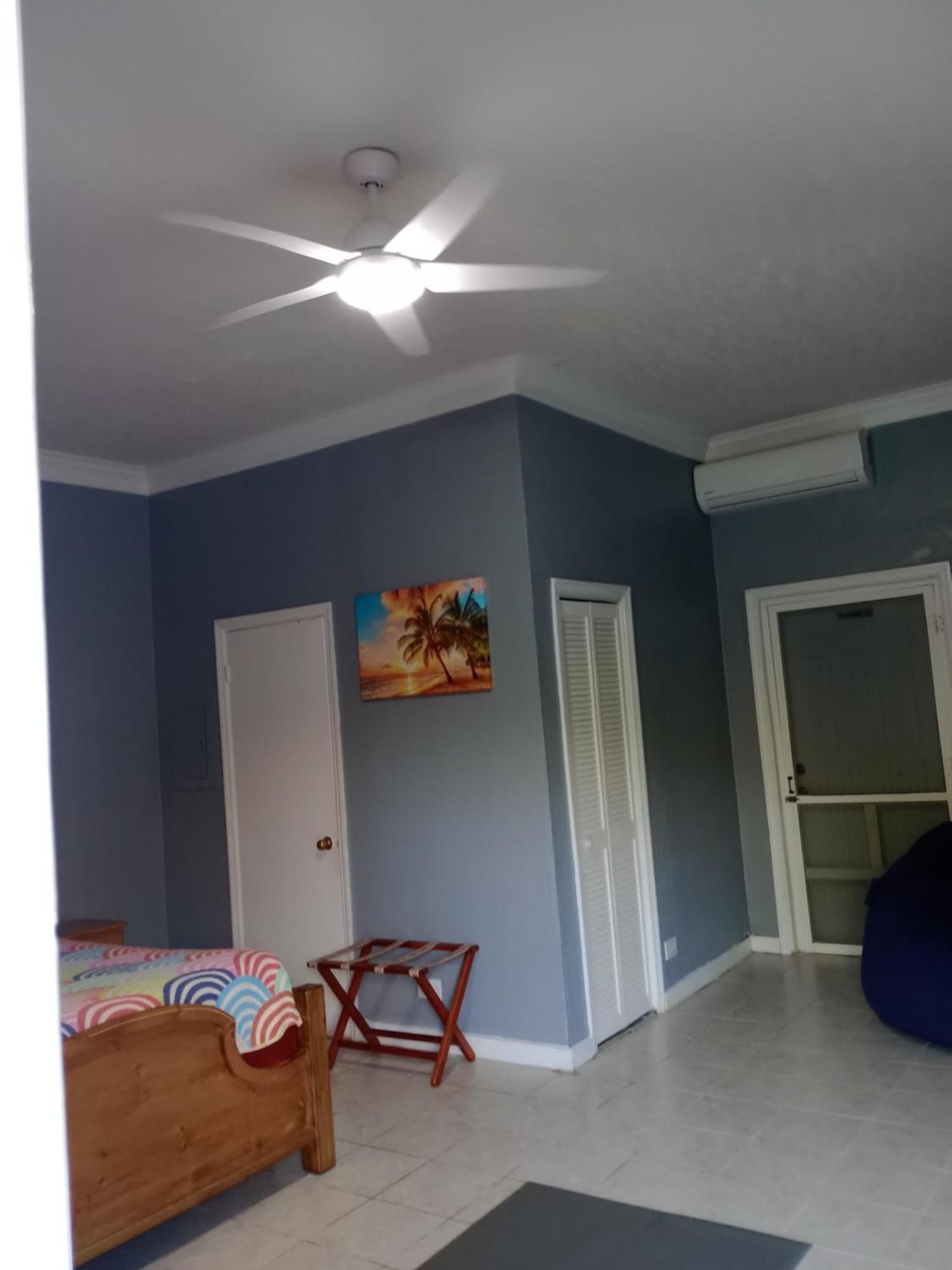 Surfers Manor Motel Gregory Town ภายนอก รูปภาพ