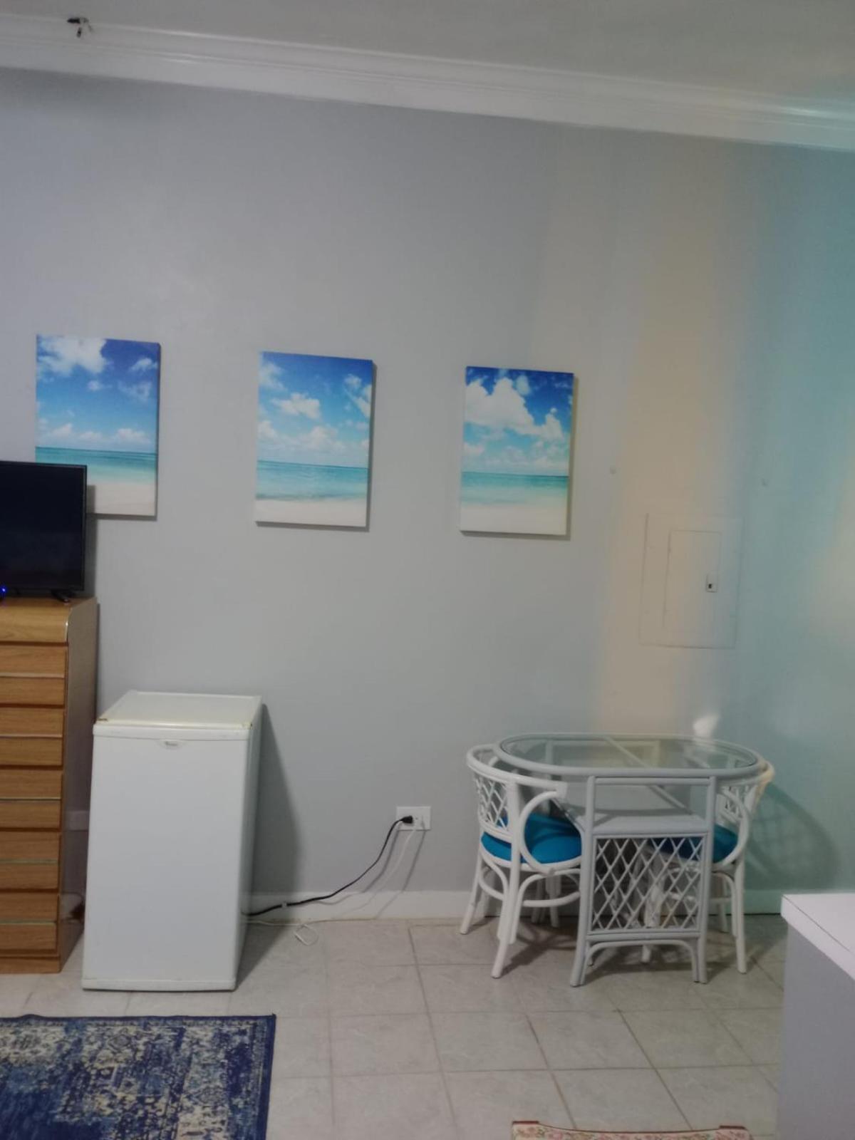 Surfers Manor Motel Gregory Town ภายนอก รูปภาพ